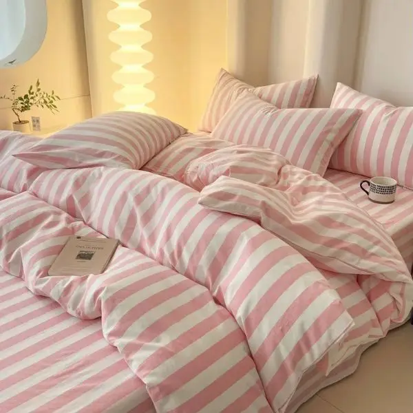 Gunakan Sprei dan Bedcover Netral atau Pastel Agar Kamar Estetik
